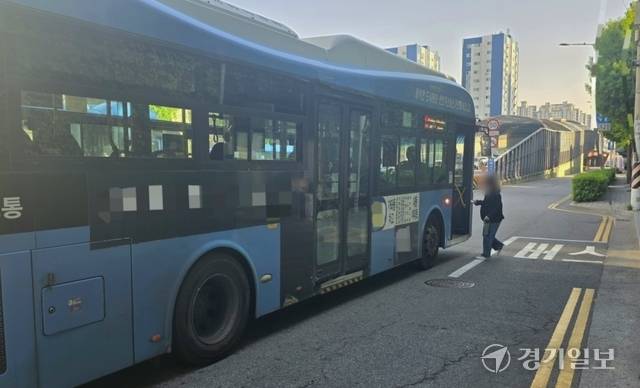 26일 오후 인천 계양구 작정동 화전초등학교 앞 버스정류장에서 버스가 편도 1차선을 가로 막고 승객이 차도로 내려오기를 기다리고 있다. 장민재기자
