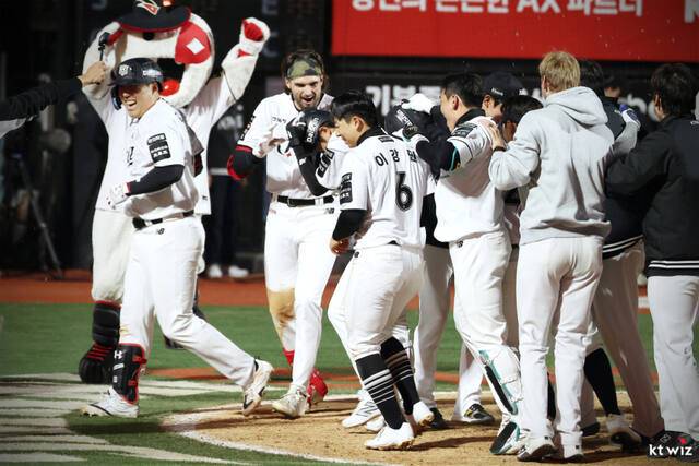 2026시즌 KBO리그 선두를 달리고 있는 KT 위즈가 0.5경기 차로 추격 중인 LG트윈스와 28일부터 수원 KT위즈파크서 3연전을 치른다. KT 제공