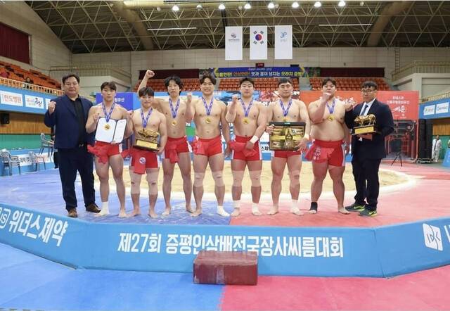 광주시청 씨름팀이 충북 증평스포츠센터에서 열린 ‘제27회 증평인삼배 전국장사씨름대회’ 단체전 우승, 개인전에서도 다수의 입상자를 배출하고 기념촬영을 하고 있다. 광주시 제공