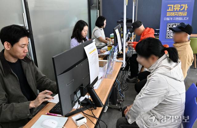 27일 수원특례시 송죽동 행정복지센터에서 시민들이 ‘고유가 피해지원금’ 신청과 관련해 상담을 받고 있다. 김시범기자