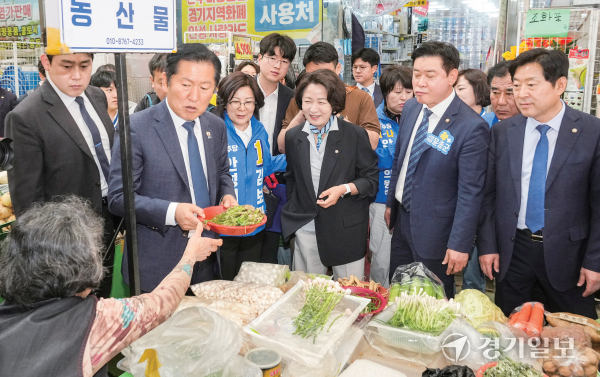 더불어민주당 정청래 대표, 추미애 경기도지사 후보, 김보라 안성시장 후보 등이 27일 안성중앙시장을 방문해 물품을 구매하며 상인들과 대화하고 있다. 홍기웅기자
