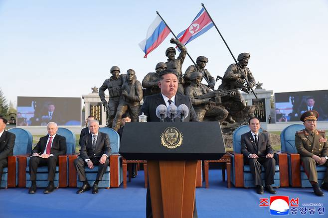 김정은 북한 국무위원장이 지난 26일 평양에서 러시아 쿠르스크 해방작전 종결 1주년을 맞아 거행된 ‘해외군사작전 전투위훈기념관’ 준공식에 참석해 연설했다고 조선중앙통신이 27일 보도했다. [조선중앙통신·연합뉴스]
