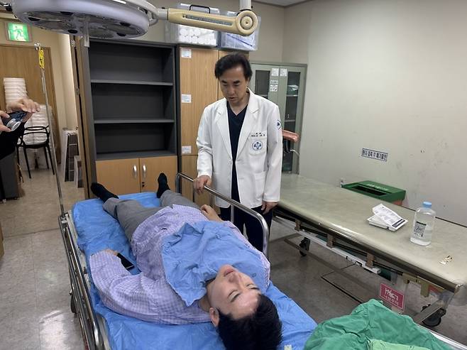 정이한 개혁신당 부산시장 후보가 27일 유세 활동 중 한 운전자가 던진 음료수에 얼굴을 맞아 넘어지는 과정에서 땅에 머리를 부딪혔다. 정 후보는 현재 병원으로 옮겨져 치료받고 있다. [개혁신당 제공]