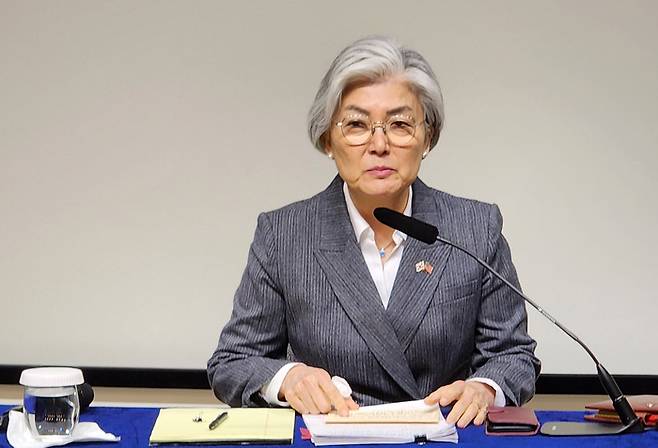 강경화 주미대사가 지난 2월 24일(현지시간) 미국 워싱턴DC 한국문화원에서 한국 특파원단과 간담회를 하고 있다. [사진=연합뉴스]