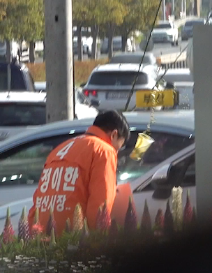 정이한 개혁신당 부산시장 후보가 27일 오전 음료가 든 컵에 맞는 모습. [개혁신당]
