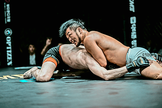 ‘홀리 비스트’ 김대환이 2025년 11월 블랙컴뱃 챔피언스리그 시즌2 15차 메인이벤트에서 10살 어린 카자흐스탄 두 단체 챔피언한테 그래플링 우위를 점하고 있다. 김대환은 종합격투기 빅리그 ONE Championship 밴텀급 타이틀 도전자 출신이다. 사진=이데아 파라곤