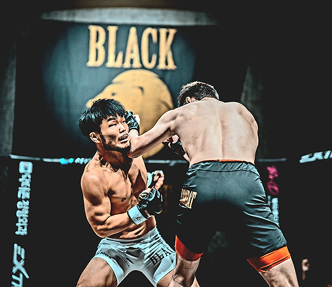 ‘홀리 비스트’ 김대환이 2025년 11월 블랙컴뱃 챔피언스리그 시즌2 15차 메인이벤트에서 10살 어린 카자흐스탄 두 단체 챔피언의 공격을 피하고 있다. 김대환은 종합격투기 빅리그 ONE Championship 밴텀급 타이틀 도전자 출신이다. 사진=이데아 파라곤