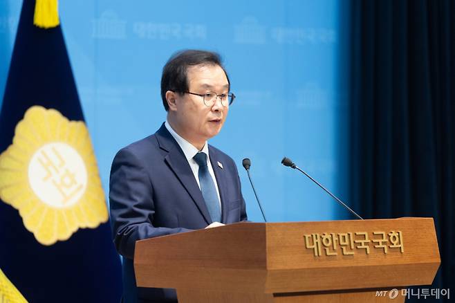 (서울=뉴스1) 이승배 기자 = 이건태 더불어민주당 의원이 8일 서울 여의도 국회 소통관에서 김성태 쌍방울 전 회장 검사실 접견 특혜 의혹 관련 기자회견을 하고 있다. 2026.3.8/뉴스1  Copyright (C) 뉴스1. All rights reserved. 무단 전재 및 재배포,  AI학습 이용 금지. /사진=(서울=뉴스1) 이승배 기자