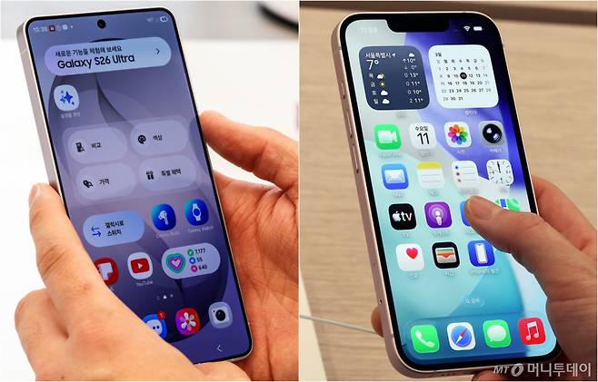 (서울=뉴스1) 김진환 기자 = 삼성전자의 프리미엄 AI 스마트폰 ‘갤럭시S26 시리즈’와 애플의 보급형 ‘아이폰 17e’가 11일 동시에 출시됐다. 갤럭시 S26은 200만원이 넘는 울트라 모델에도 사전판매 135만대를 기록했다. 애플은 아이폰 17e를 99만원으로 책정하며 가성비 전략을 내세웠다. 사진은 이날 공식 출시한 갤럭시 S26 울트라(왼쪽)와 아이폰 17e. 2026.3.11/뉴스1  Copyright (C) 뉴스1. All rights reserved. 무단 전재 및 재배포,  AI학습 이용 금지. /사진=(서울=뉴스1) 김진환 기자