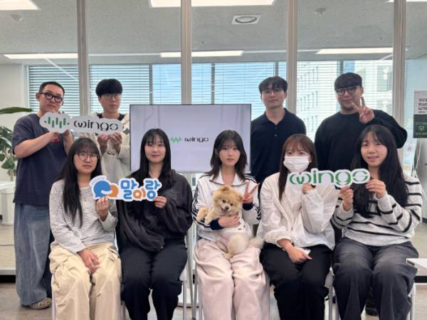 윙스 임직원들이 '우수스타트업대상 2년 연속상'을 비대면 수상하고 기념사진을 촬영 중이다./사진제공=윙스