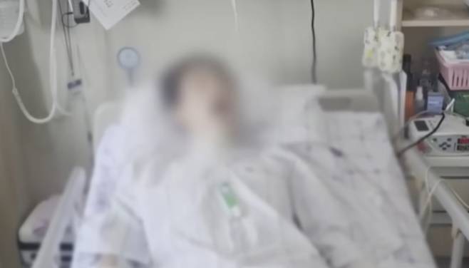 서울 강남 한 병원에서 수술받던 40대 여성이 마취에서 깨어나지 못해 3개월째 의식불명 상태인 것으로 전해졌다. 피해자는 당시 집도의와 마취의가 없는 수술실에 방치돼 있다가 심정지까지 일으켰다고 한다. /사진=YTN '뉴스스타트' 캡처