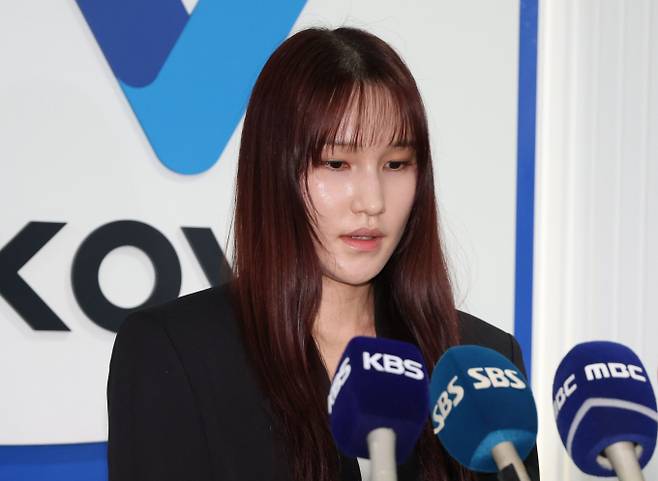 한국배구연맹(KOVO)이 음주운전 사건을 일으킨 배구선수 안혜진에게 엄중경고 및 제재금 500만원 징계를 내렸다. 사진은 안혜진이 27일 서울 마포구 KOVO에서 열린 상벌위원회에 출석한 후 인터뷰 한 모습. /사진=뉴시스