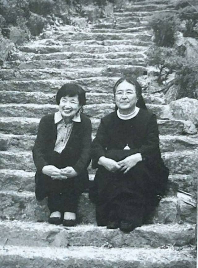 박완서(왼쪽) 작가와 이해인 수녀가 2009년 성나자로 마을에서 함께한 모습. 책 ‘이해인의 말’ 중