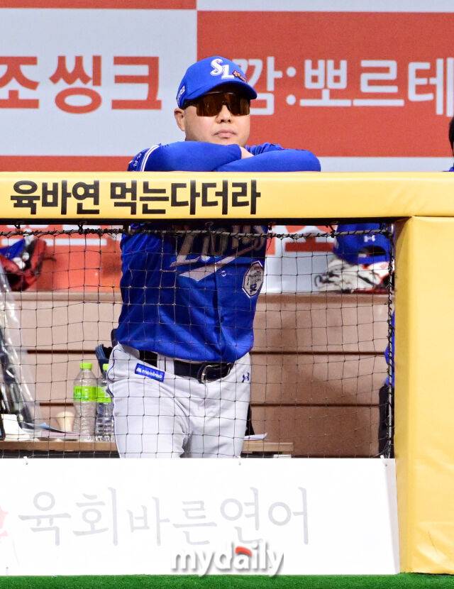 삼성 박진만 감독이 26일 오후 서울 고척스카이돔에서 진행된 '2026 신한 SOL Bank KBO리그' 삼성--키움의 경기를 지켜보고 있다./고척 = 곽경훈 기자