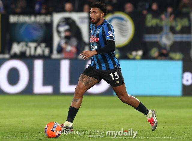 26일 영국 '커트오프사이드' 보도에 따르면 맨체스터 유나이티드가 카세미루의 대체자로 에데르송(아탈란타) 영입을 고려하고 있다. 드리블을 하고 있는 에데르송. /게티이미지코리아