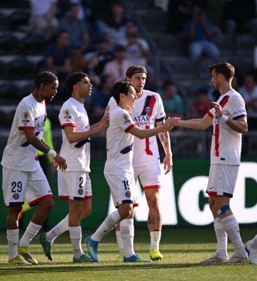 PSG의 이강인(왼쪽 세 번째)이 앙제와의 2025-26시즌 프랑스 리그1 원정 경기에서 골을 터뜨린 후 동료들의 축하를 받고 있다./PSG