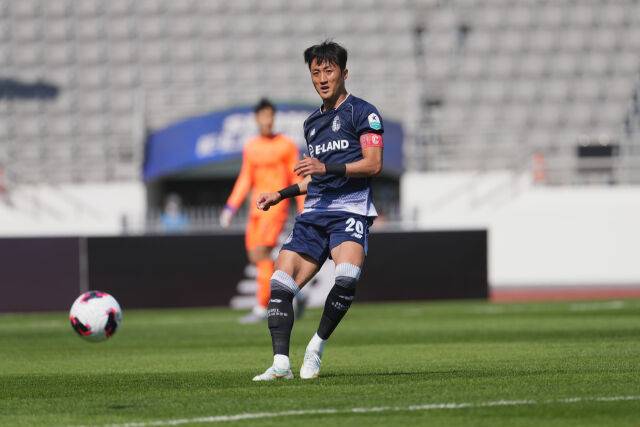 서울 이랜드가 26일 목동종합운동장에서 열린 화성FC와 9라운드 홈 경기에서 1-2로 패배했다. 서울 이랜드 김오규가 패스를 하고 있다./서울 이랜드 제공