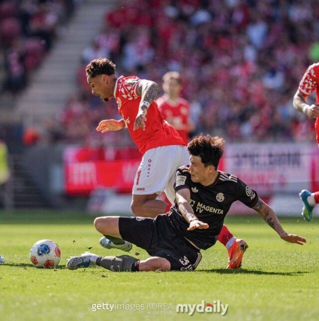 바이에른 뮌헨의 김민재가 마인츠와의 2025-26시즌 분데스리가 원정 경기에서 태클을 시도하고 있다./게티이미지코리아