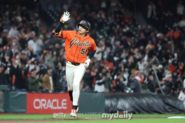 25일 마이애미전에서 홈런을 치고 홈으로 들어가는 이정후./게티이미지코리아