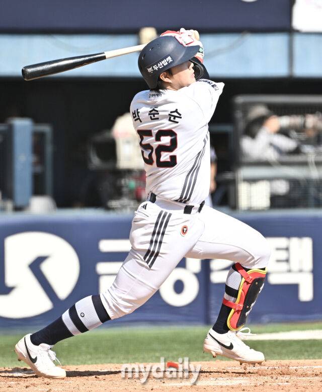 두산 박준순이 25일 LG전에서 안타를 날리고 있다./송일섭 기자