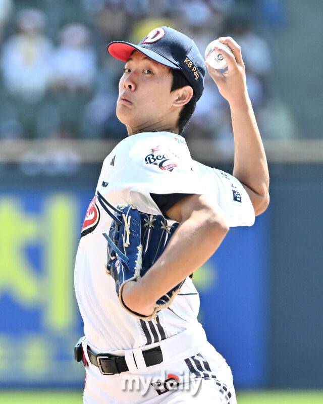 두산 최민석이 25일 LG전에서 역투하고 있다./송일섭 기자