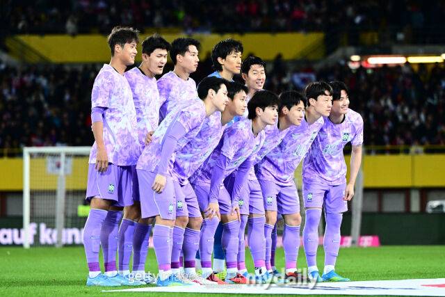 축구대표팀이 오스트리아 빈에서 1일(한국시간) 열린 평가전에 앞서 단체촬영을 하고 있다./게티이미지코리아