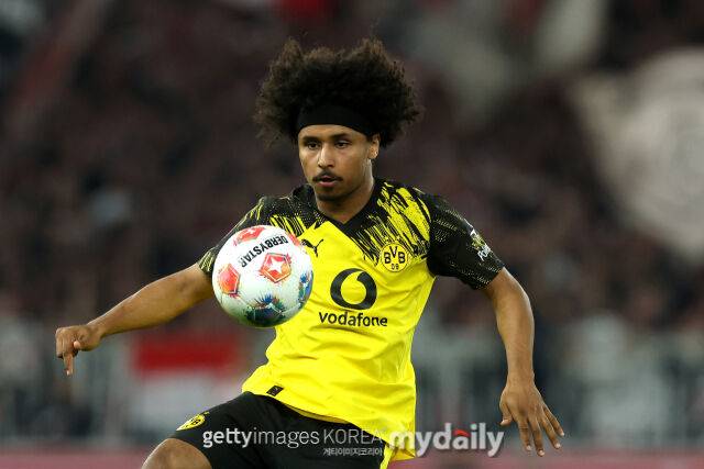 보루시아 도르트문트 카림 아데예미가 4월 5일 독일 슈투트가르트의 MHP아레나에서 열린 2025-26시즌 독일 분데스리가 28라운드 VfB 슈투트가르트와의 맞대결에서 공을 트래핑하고 있다. /게티이미지코리아