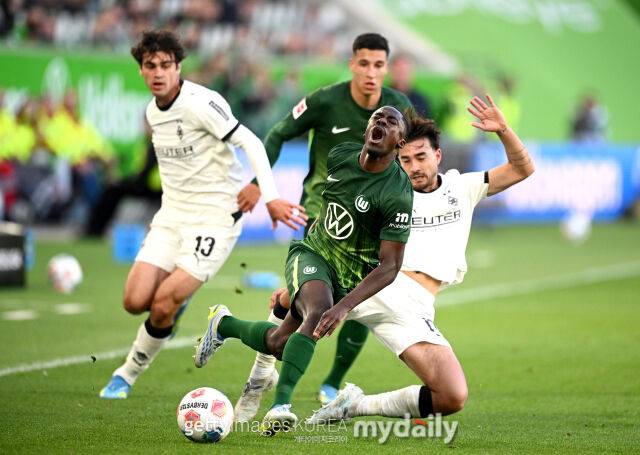 묀헨글라드바흐의 카스트로프가 25일 열린 볼프스부르크와의 2025-26시즌 분데스리가 원정 경기에서 태클을 하고 있다./게티이미지코리아