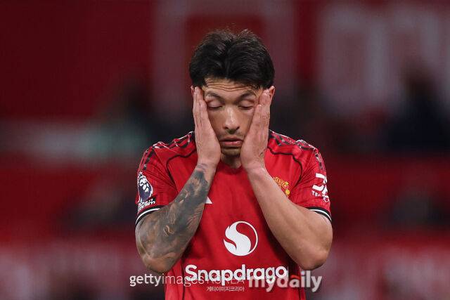 맨체스터 유나이티드 리산드로 마르티네스가 14일 영국 맨체스터의 올드 트래포드에서 열린 프리미어리그(PL) 32라운드 리즈와 맨유의 경기에서 아쉬워하고 있다. /게티이미지코리아