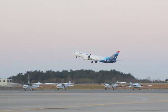플라이강원 여객기가 양양국제공항 활주로를 이륙하는 모습.[양양군청 제공]
