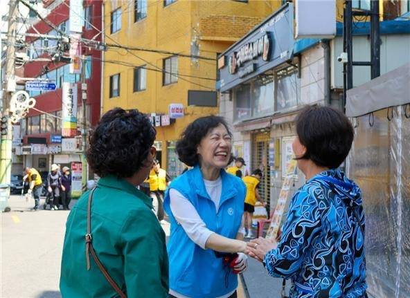정원오 더불어민주당 서울시장 후보의 배우자인 문혜정 씨가 경청 행보를 하고 있다. [정원오 캠프 제공]