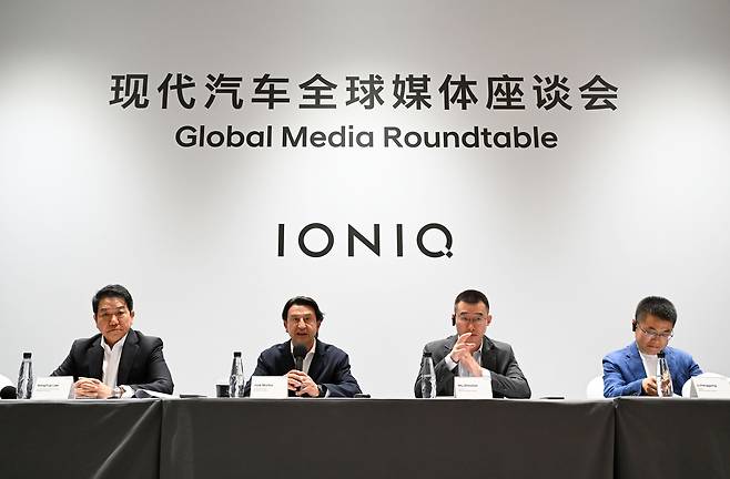 2026 베이징 국제 모터쇼 현대자동차 미디어 간담회 현장. 이상엽(왼쪽부터) 현대제네시스 글로벌디자인담당 부사장, 호세 무뇨스 현대차 사장, 우저우타오 베이징현대 동사장, 리펑강 베이징현대 총경리. [현대차 제공]