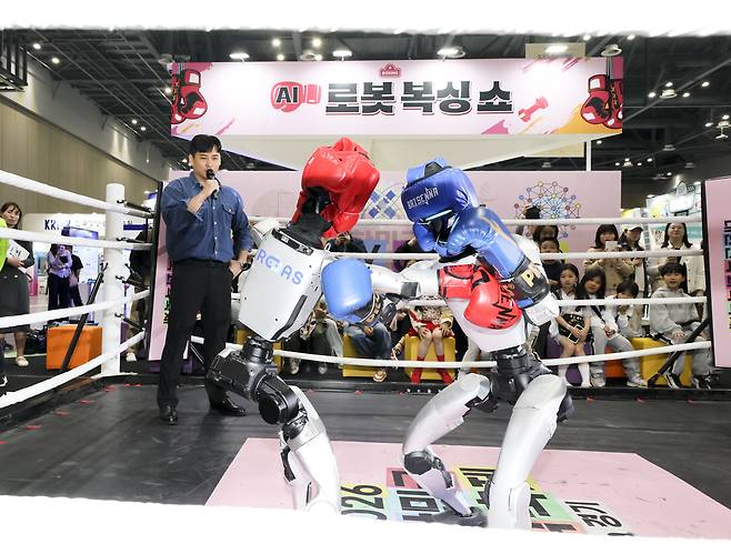 24일 경기도 일산 킨텍스 제1전시장에서 열린 대한민국 과학축제에서 관람객들이 AI 로봇 복싱 대결을 관람하고 있다. [연합]