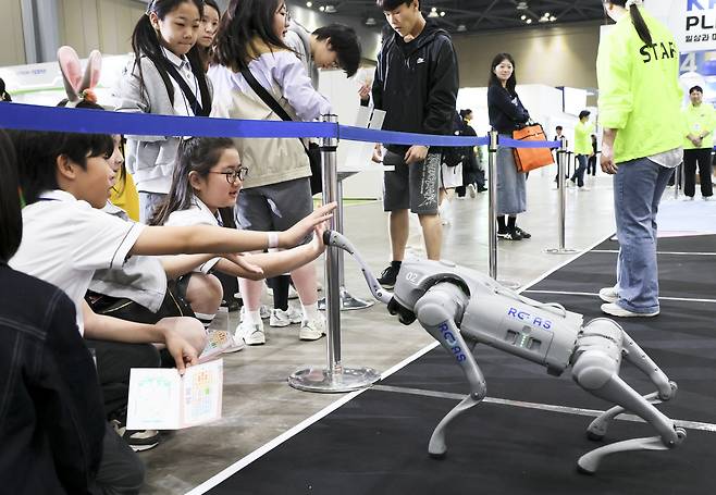 학생들이 로봇과 스스럼없이 하이파이브를 하고 있는 모습. [연합]