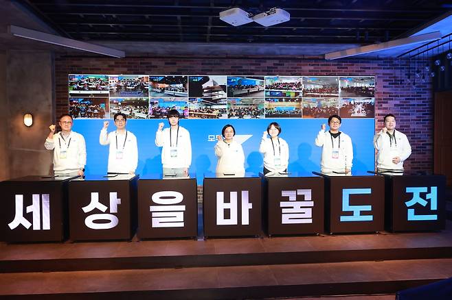 한성숙 중소벤처기업부 장관이 지난달 25일 서울 강남구에서 열린 ‘모두의 창업 프로젝트’ 발대식에서 참석자들과 기념 촬영하고 있다. [중기부]