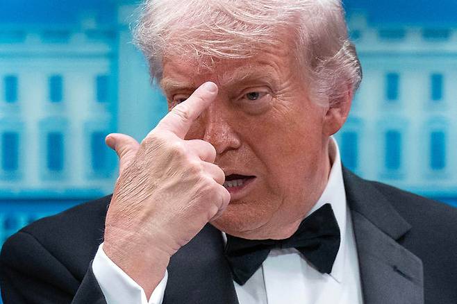 [워싱턴=AP/뉴시스] 도널드 트럼프 미국 대통령이 25일(현지 시간) 워싱턴 힐튼 호텔에서 열린 '백악관 출입기자단 연례 만찬'(WHCD) 행사장에서 총격 사건이 발생한 후, 백악관 브리핑룸에서 발언하고 있다. 트럼프 대통령은 "총격범이 나를 노렸던 것 같다"라며 "이란 전쟁과는 무관하다"라고 말했다. 2026.04.26.