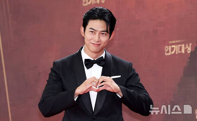 [서울=뉴시스] 김혜진 기자 = 배우 옥택연이 31일 오후 서울 영등포구 KBS에서 열린 2025 KBS 연기대상에서 포즈를 취하고 있다. 2025.12.31. jini@newsis.com
