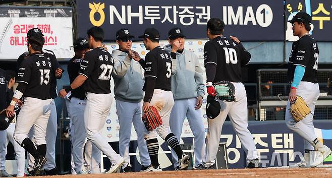 [서울=뉴시스] 박주성 기자 =  29일 오후 서울 송파구 잠실야구장에서 열린 2026 신한 SOL KBO리그 KT 위즈와 LG 트윈스의 경기, KT 위즈가 LG 트윈스에게 6대5로 승리 후 이강철 감독과 코칭스테프가 선수들과 인사를 나누고 있다. 2026.03.29. park7691@newsis.com