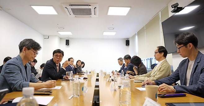 최휘영  문화체육관광부 장관이 27일 서울 종로구 국립현대미술관 서울관에서 문화예술정책자문위원회 출판 분과 제2차 회의를 열었다. (사진=문체부 제공) *재판매 및 DB 금지