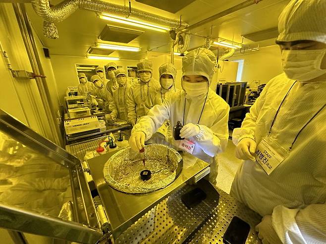 [대전=뉴시스] 국립한밭대 대학일자리본부 반도체 8대 공정 교육 프로그램 참가자들. (사진=국립공주대 제공) 2025.10.30. photo@newsis.com *재판매 및 DB 금지