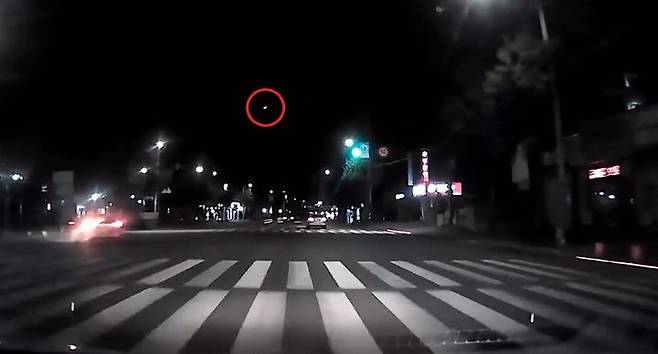[서울=뉴시스] 지난 24일 소셜미디어(SNS)에는 서울, 안산, 인천, 양주 등 수도권 일대에서 별똥별로 추정되는 물체를 발견했다는 제보가 이어졌다. (사진='on21ast' X 계정 캡처)