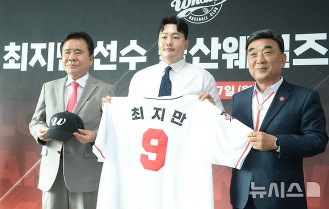 [울산=뉴시스] 배병수 기자 = 27일 오후 울산 문수구장에서 메이저리그 출신 최지만(가운데) 선수가 울산 웨일즈와 입단식에서 유니품을 선보이고 있다. 2026.04.27. bbs@newsis.com.