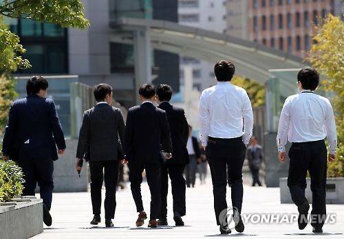 일본 도쿄 거리를 걷는 직장인들 [연합뉴스 자료사진]