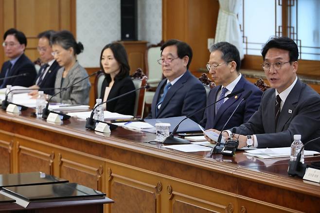 국가보훈위원회의, 발언하는 김민석 국무총리 국가보훈위원회의, 발언하는 김민석 국무총리     (서울=연합뉴스) 안정원 기자 = 김민석 국무총리가 27일 서울 종로구 정부서울청사에서 열린 국가보훈위원회의에서 발언하고 있다. 2026.4.27     jeong@yna.co.kr (끝)   <저작권자(c) 연합뉴스, 무단 전재-재배포, AI 학습 및 활용 금지>