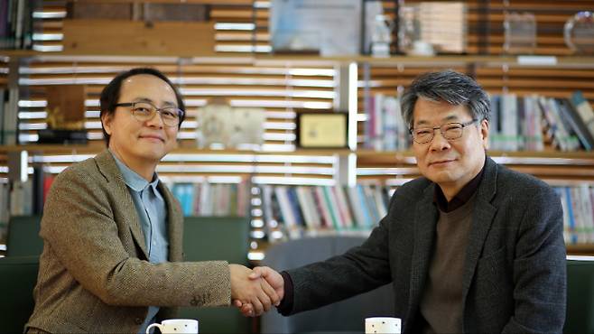 홍영완 한국출판인회의 신임 회장(윌북 대표, 왼쪽)과 김태헌 대한출판문화협회 신임 회장(한빛미디어 대표)이 만나 기념사진을 찍고 있다. 한국출판인회의 제공