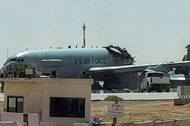 이란이 사우디아라비아 소재 '프린스 술탄' 미 공군기지를 공격한 이후인 지난 29일 소셜미디어에 게재된 사진. 미 공군의 조기경보통제기가 파괴된 것으로 보인다. 연합뉴스