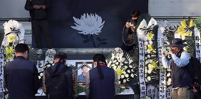 지난 21일 오후 경남 진주시 정촌면 BGF로지스 진주센터 일대에 마련된 화물연대 사망 조합원 임시 분향소에 조문 행렬이 이어지고 있다. 연합뉴스