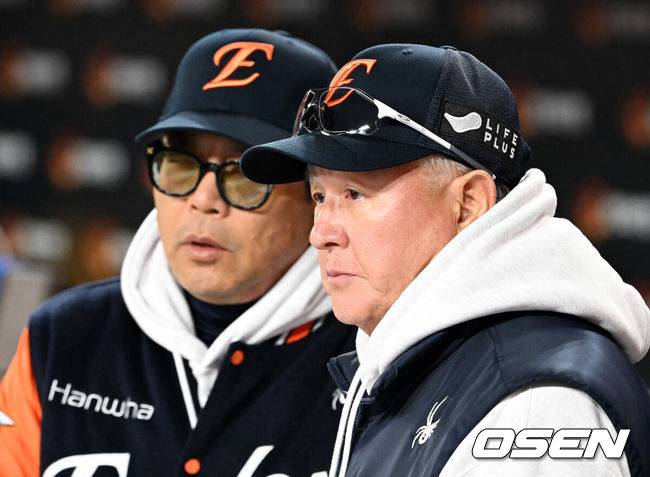 [OSEN=이대선 기자] 한화 양상문 코치-김경문 감독  /sunday@osen.co.kr