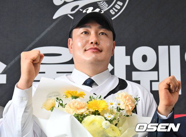 [OSEN=울산, 이석우 기자] 27일 울산 문수야구장에서 MLB 출신 최지만이 울산 웨일즈 입단식을 가졌다.2010년 동산고 졸업 후 곧바로 미국 시애틀 매리너스에 입단한 최지만은 LA 에인절스, 뉴욕 양키스, 탬파베이 레이스 등을 거쳤고 탬파베이 레이스 소속이던 2020년에는 한국인 타자 최초로 월드시리즈에 출전했다.최지만이 입단식에서 파이팅을 외치고 있다. 2026.04.27 / foto0307@osen.co.kr