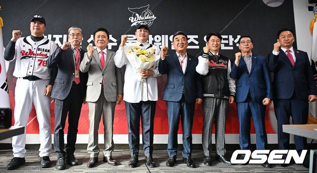 [OSEN=울산, 이석우 기자] 27일 울산 문수야구장에서 MLB 출신 최지만이 울산 웨일즈 입단식을 가졌다.2010년 동산고 졸업 후 곧바로 미국 시애틀 매리너스에 입단한 최지만은 LA 에인절스, 뉴욕 양키스, 탬파베이 레이스 등을 거쳤고 탬파베이 레이스 소속이던 2020년에는 한국인 타자 최초로 월드시리즈에 출전했다.최지만이 장원진 감독 등과 입단식에서 파이팅을 외치고 있다. 2026.04.27 / foto0307@osen.co.kr